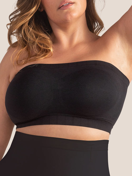 Vrouw draagt de zwarte Lissea bandeau bh