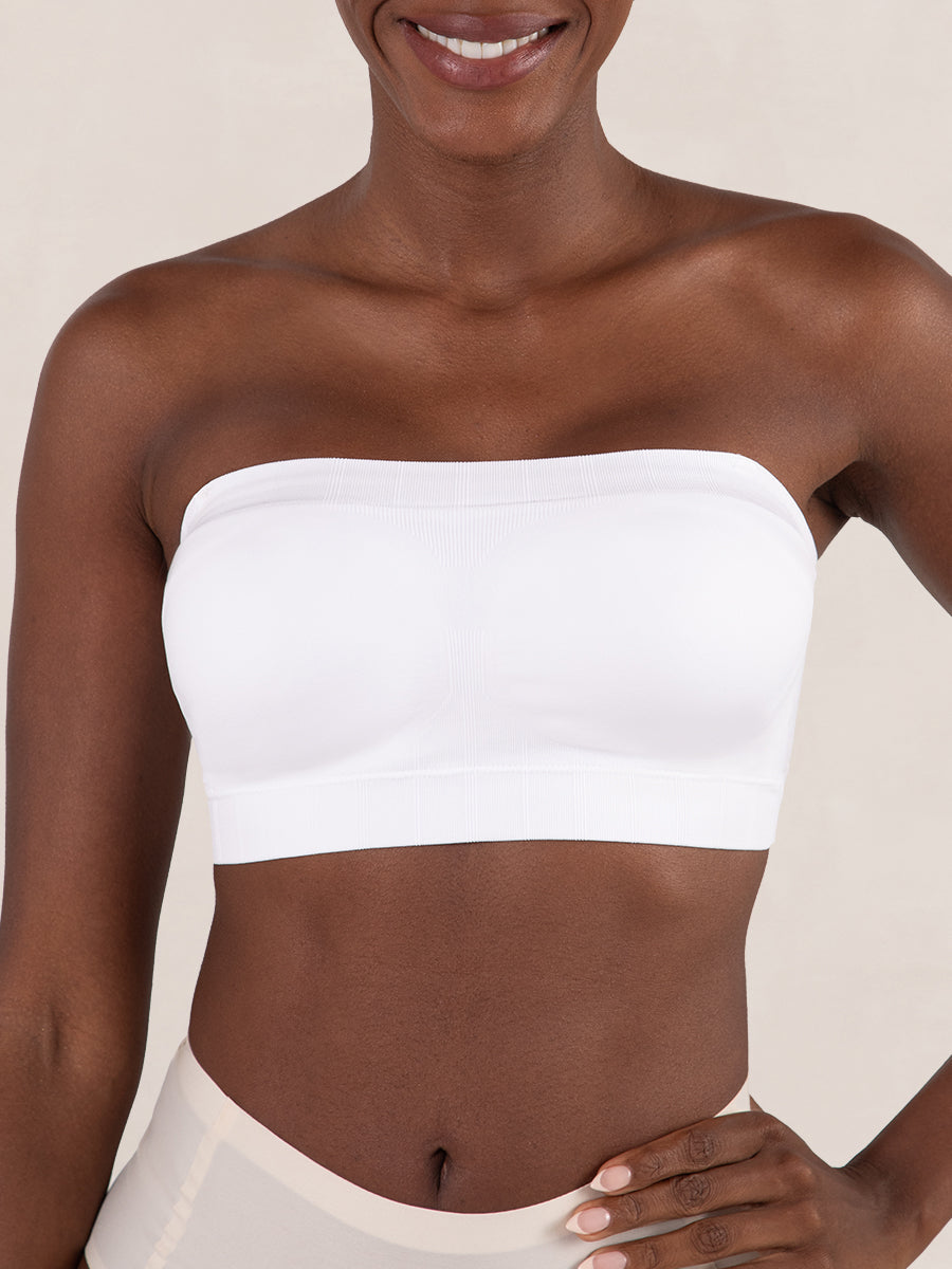 Vrouw draagt de witte Lissea bandeau bh