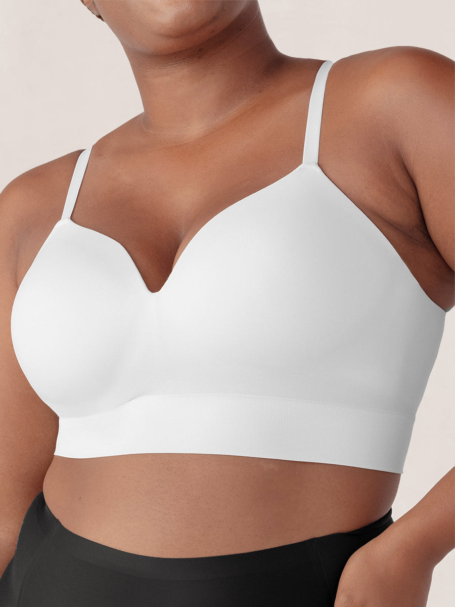Vrouw draagt de witte Lissea draadloze shaping bh