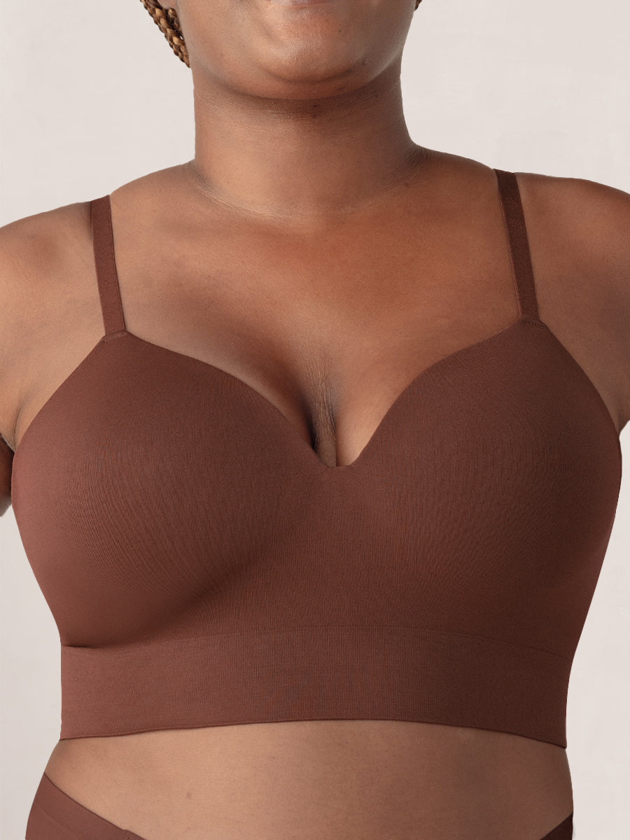 Vrouw draagt de Lissea draadloze shaping bh in chocoladebruin