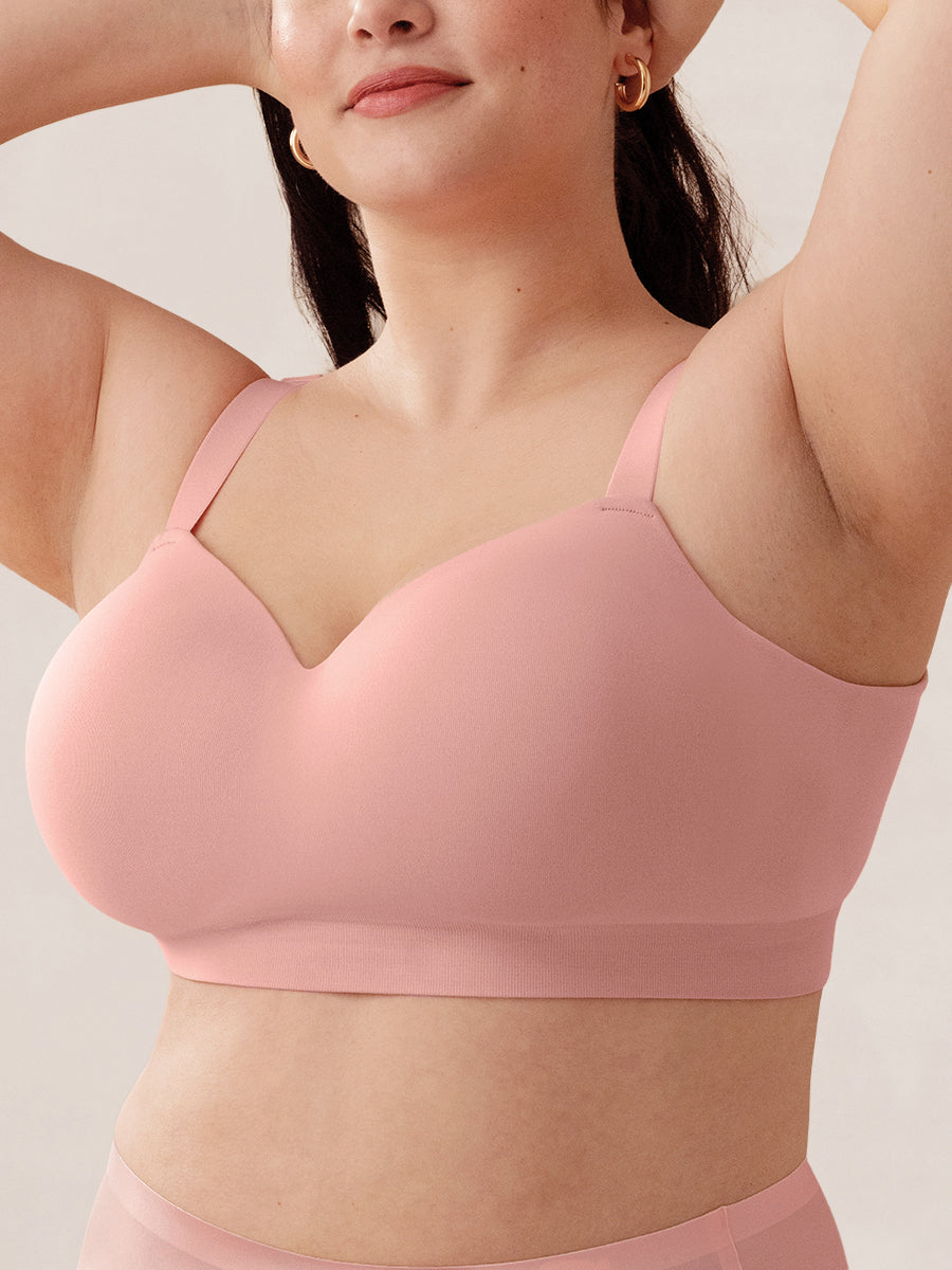 Vrouw draagt de Lissea draadloze shaping bh in rose tan